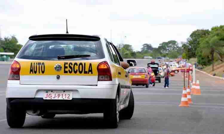 Fim da obrigatoriedade de autoescola promete reduzir custos da CNH em até 80%